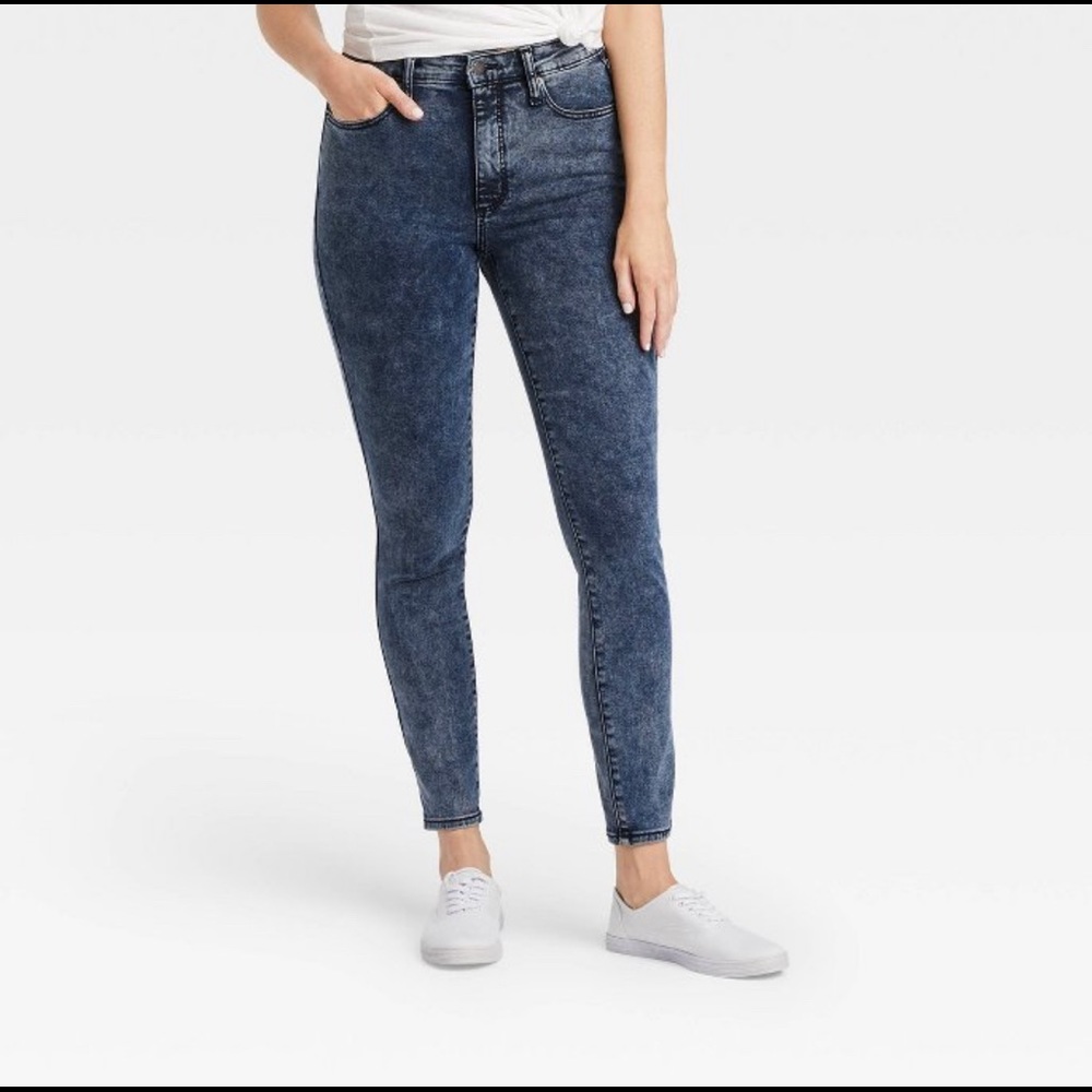 Women’s size 6 Universal Thread super hi-rise skinny jeans